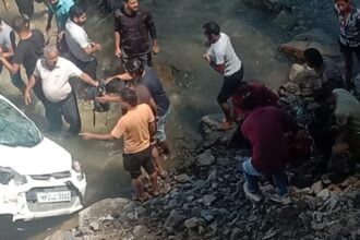 उत्तराखंड : यहां कमल नदी में गिरी कार, 2 घायल, एक रेफर 8 1690787825033