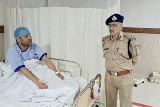 देहरादून : डेंगू रोग से पीड़ित पुलिसकर्मियों का हाल जानने कैलाश अस्पताल पहुँचे SSP दलीप सिंह कुँवर 4 1692182222468