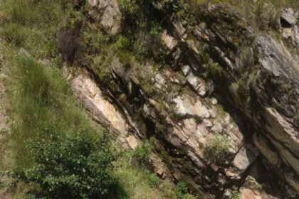 उत्तरकाशी : खाई में गिरकर नदी में समाया वाहन हुआ दुर्घटनाग्रस्त, एक की मौत एक घायल 20 1692437834840