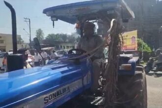 सड़ी फसल लेकर ट्रैक्टर से विधासभा पहुंचे खानपुर विधायक उमेश कुमार 10 IMG 20230906 WA0010