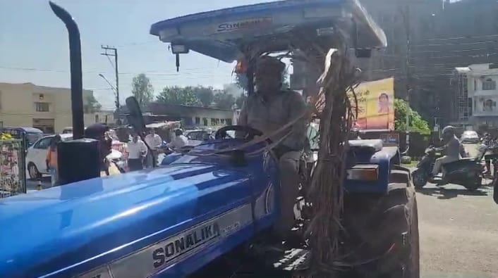 सड़ी फसल लेकर ट्रैक्टर से विधासभा पहुंचे खानपुर विधायक उमेश कुमार 5 IMG 20230906 WA0010