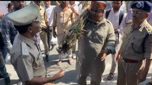 सड़ी फसल लेकर ट्रैक्टर से विधासभा पहुंचे खानपुर विधायक उमेश कुमार 6 IMG 20230906 WA0011