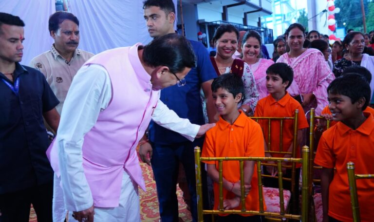 नेताजी सुभाष चंद्र बोस आवासीय बालिका छात्रावास में बेसहारा और निर्धन बच्चों के बीच पहुंचे CM धामी 12 IMG 20230916 WA0016