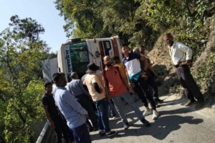 सड़क पर पलटी बस, मची चीख पुकार, बस के हुए थे ब्रेक फेल 20 IMG 20231006 WA0026