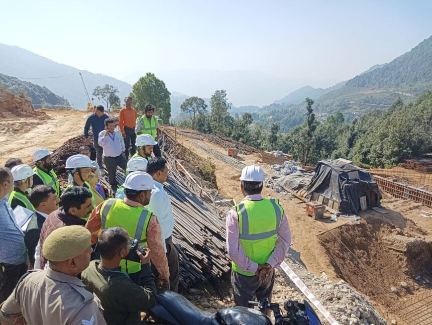 PM के पिथौरागढ़ दौरे से पहले स्वास्थ्य सचिव डॉ ने जानी जनपद में स्वास्थ्य इकाईयों की जमीनी हकीकत, अधिकारियों को दिए अहम दिशा-निर्देश 3 IMG 20231010 WA0006