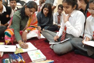 कैनवस पर छायी जनजातीय गौंड़ कला 10 IMG 20231031 WA0015