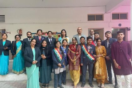 Divine Light School .....ज्ञान बांट गयी चित्रकार डा प्रमेाद कुलश्रेष्ठ के चित्रों की प्रदर्शनी| साभार-विकास झा 10 angles 32