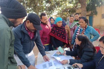 पूछा बस ये यही सवाल कि घर, बिजली, पानी व राशन कार्ड आदि कब मिलेगा| अनिल शर्मा की Report 2 angles 9