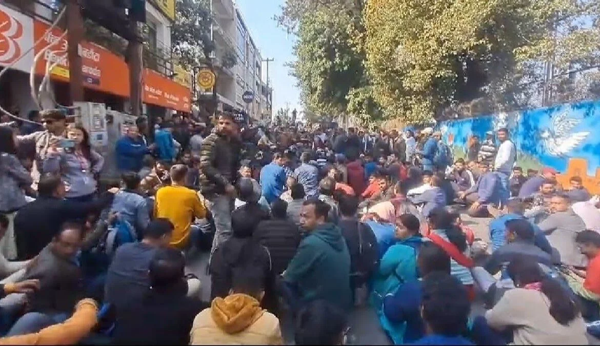 उत्तराखंड में UPNL कर्मचारियों का प्रदर्शन: सरकार के खिलाफ आवाज -Newsnetra 4 65cf986d4a356 upnl employee protest 161627381 16x98732339803969085647 1