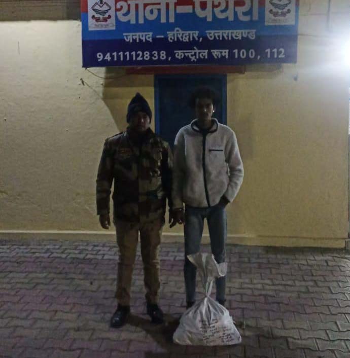 Smuggler arrested with 20 liters of raw liquor in Haridwar