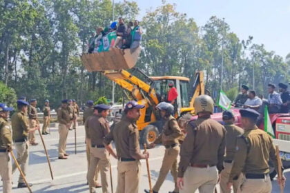 Breaking News: जेसीबी पर सवार होकर किसान निकले देहरादून कूच पर, पुलिस ने लच्छीवाला टोल प्लाजा रोका -Newsnetra 2 d 1 10 780x470 1