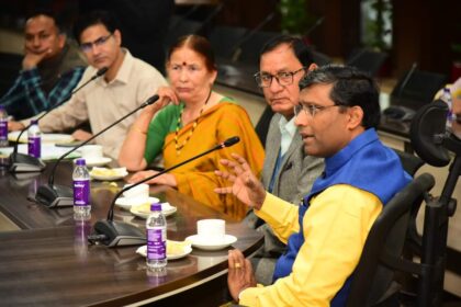 मुख्य निर्वाचन अधिकारी ने सचिवालय में आयोजित राज्य के स्टेट आइकन के साथ बैठक की, जिसमे पद्मश्री प्रीतम भरतवाण भी रहे भी रहे मौजूद-Newsnetra 2 FB IMG 1710934434808