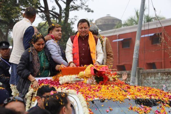 मुख्यमंत्री धामी ने लाभार्थी सम्मान समारोह में 43 योजना लाभार्थियों को सम्मानित किया।-Newsnetra 5 images 35172901839739781659