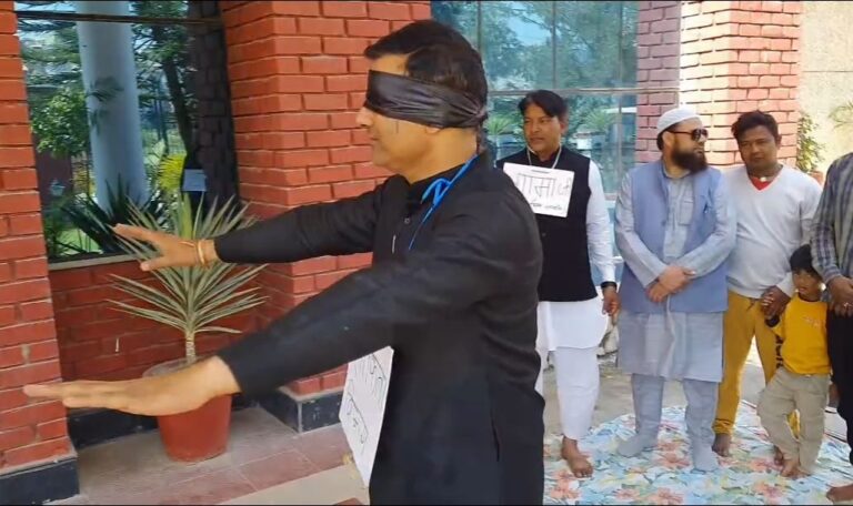 Dehradun News: रविंद्र आनंद ने आंखों पर पट्टी बांधकर "उत्तराखंड सतर्कता विभाग" के अधिष्ठान परिसर में मौन रहकर धरना दिया -Newsnetra 4 screenshot 2024 03 16 23 18 26 63 a23b203fd3aafc6dcb84e438dda678b67296156005397602503