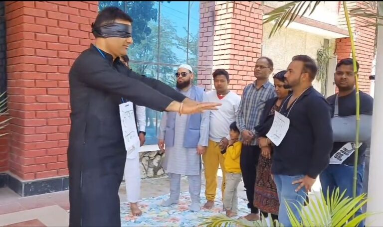 Dehradun News: रविंद्र आनंद ने आंखों पर पट्टी बांधकर "उत्तराखंड सतर्कता विभाग" के अधिष्ठान परिसर में मौन रहकर धरना दिया -Newsnetra 5 screenshot 2024 03 16 23 19 51 51 a23b203fd3aafc6dcb84e438dda678b68958753681345355746