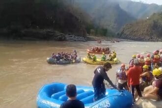 शिवपुरी पहुंचा एक प्रोजेक्ट मैनेजर गंगा में खड़े होने के दौरान बह गया-Newsnetra 14 IMG 20240513 19141398