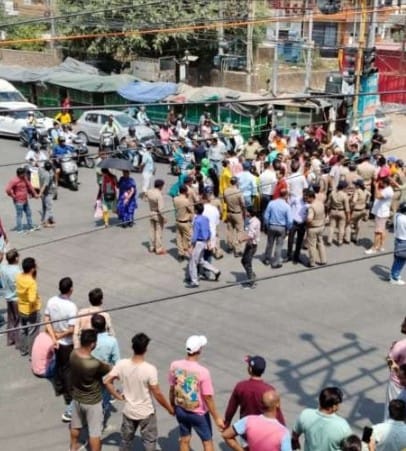 Dehradun Crime : नेहरू ग्राम हत्याकांड के विरोध में जनता सड़कों पर उतरीं, लगा जाम- Newsnetra 5 Screenshot 20240618 110816 Chrome