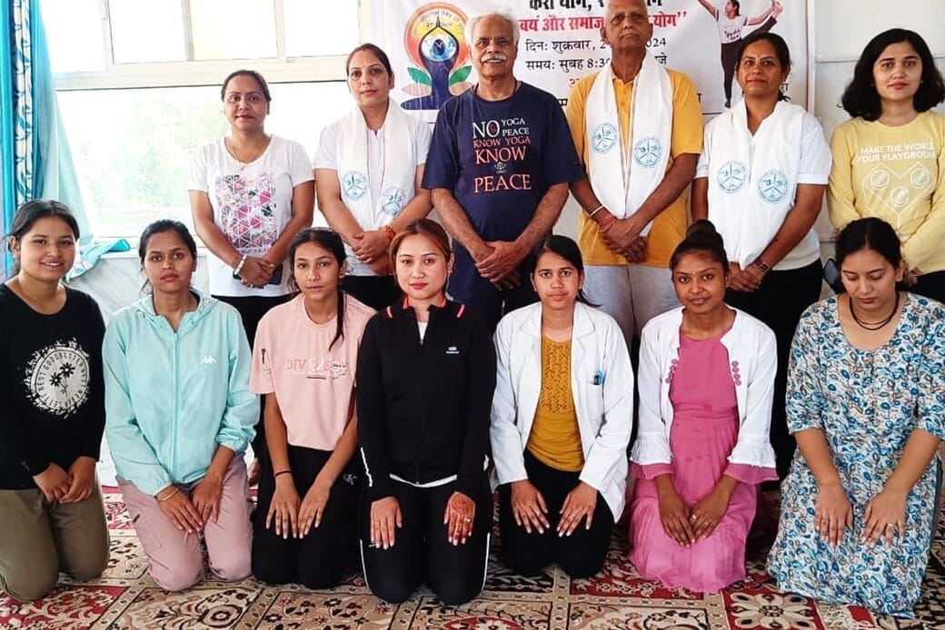 अंतर्राष्ट्रीय योग दिवस के अवसर पर संजय ऑर्थोपेडिक स्पाइन एण्ड मैटरनिटी सेंटर द्वारा कार्यक्रम का आयोजन, जिसमे पद्मश्री डाॅ. बी. के. एस. संजय ने योग की आदत का किया आग्रह-Newsnetra 7 img 20240621 wa00073112503748169776437