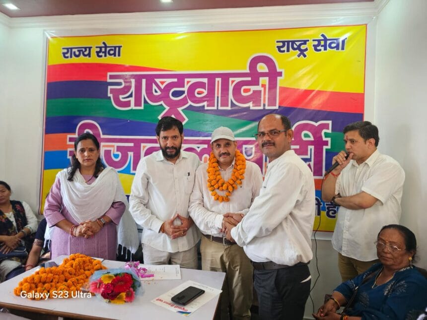 दर्जनों ने ली रीजनल पार्टी की सदस्यता रक्षा मोर्चा के केंद्रीय उपाध्यक्ष आरआरपी में शामिल-Newsnetra 3 IMG 20240721 WA0003