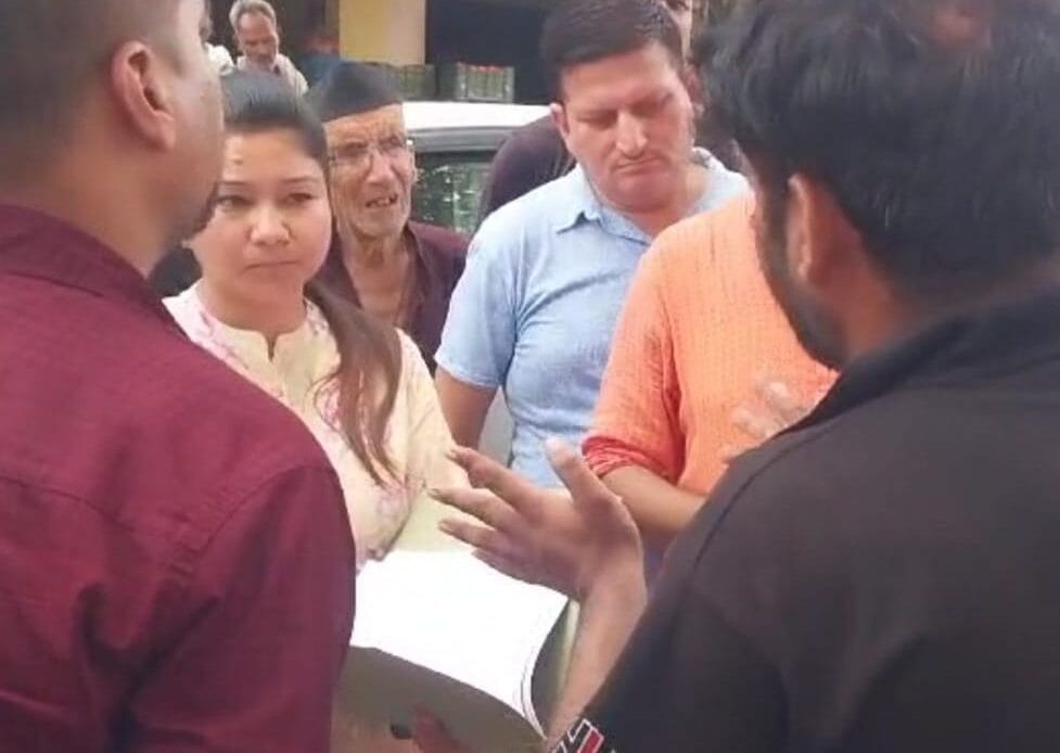 विकासनगर कृषि मंडी समिति में आम के पेड़ों की कटाई पर विवाद: वन विभाग और राजस्व विभाग की संयुक्त जांच-Newsnetra 4 image editor output image 707787340 17207040058405252018497093255473