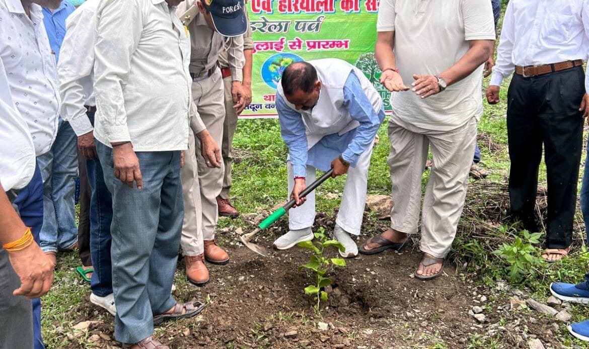 डोईवाला विधानसभा विधायक बृजभूषण गैरोला ने हरेला पर्व पर "एक पेड़ माँ के नाम" कार्यक्रम में किया वृक्षारोपण-Newsnetra 12 img 20240725 wa00014961710422831850658