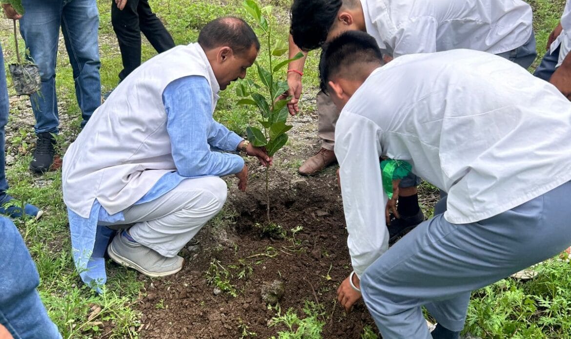 डोईवाला विधानसभा विधायक बृजभूषण गैरोला ने हरेला पर्व पर "एक पेड़ माँ के नाम" कार्यक्रम में किया वृक्षारोपण-Newsnetra 11 img 20240725 wa00025570879863228862635