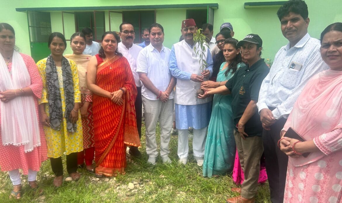 डोईवाला विधानसभा विधायक बृजभूषण गैरोला ने हरेला पर्व पर "एक पेड़ माँ के नाम" कार्यक्रम में किया वृक्षारोपण-Newsnetra 7 img 20240725 wa00076847948101116201328