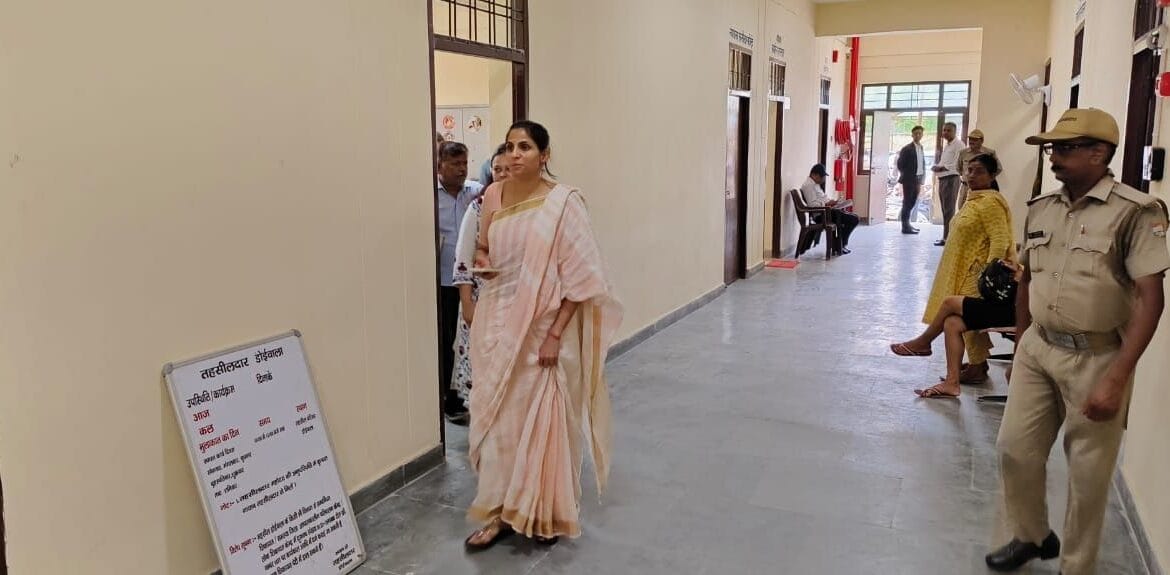 "जिलाधिकारी सोनिका का डोईवाला तहसील का औचक निरीक्षण: लंबित वादों के शीघ्र निस्तारण के निर्देश"-Newsnetra 8 img 20240726 wa00025901341750807762579