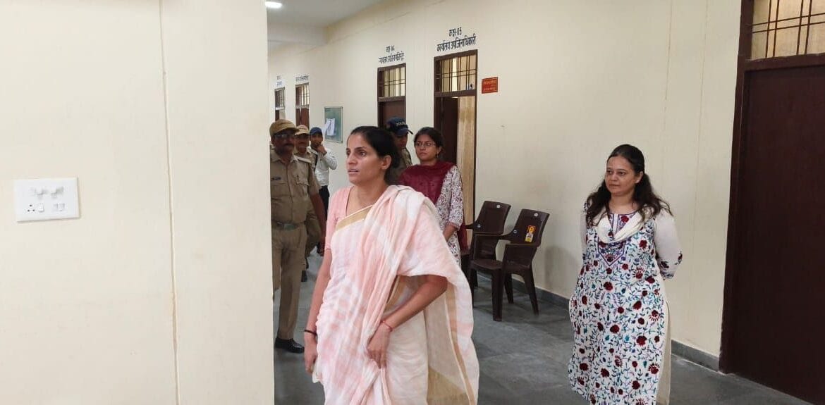 "जिलाधिकारी सोनिका का डोईवाला तहसील का औचक निरीक्षण: लंबित वादों के शीघ्र निस्तारण के निर्देश"-Newsnetra 6 img 20240726 wa00042941295956078394416