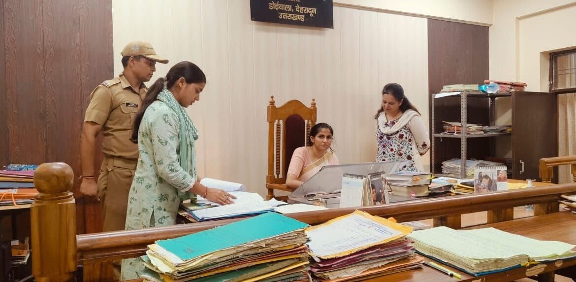 "जिलाधिकारी सोनिका का डोईवाला तहसील का औचक निरीक्षण: लंबित वादों के शीघ्र निस्तारण के निर्देश"-Newsnetra 7 img 20240726 wa00058444064572531675252
