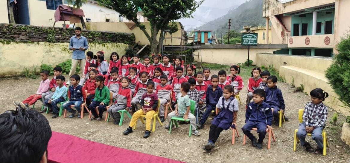 समूण फाउंडेशन ने टिहरी गढ़वाल में 4000 छात्रों को निशुल्क यूनिफॉर्म वितरित की-Newsnetra 13 img 20240727 wa00336080699891217474681