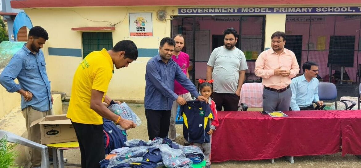 समूण फाउंडेशन ने टिहरी गढ़वाल में 4000 छात्रों को निशुल्क यूनिफॉर्म वितरित की-Newsnetra 11 img 20240727 wa00386173423281516606062