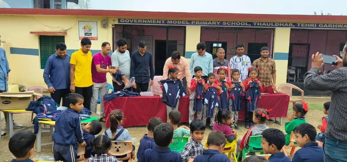 समूण फाउंडेशन ने टिहरी गढ़वाल में 4000 छात्रों को निशुल्क यूनिफॉर्म वितरित की-Newsnetra 8 img 20240727 wa00403338076043966402604