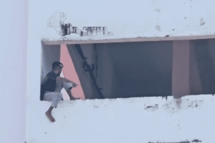 Doon Hospital की OT इमरजेंसी बिल्डिंग पर चढ़ा युवक, दी बिल्डिंग से कूदने की धमकी : जानिए क्या है पूरा मामला-Newnetra 2 दून अस्पताल में मची अफरा-तफरी: मोबाइल चोरी से नाराज युवक ने दी बिल्डिंग से कूदने की धमकी-Newsnetra