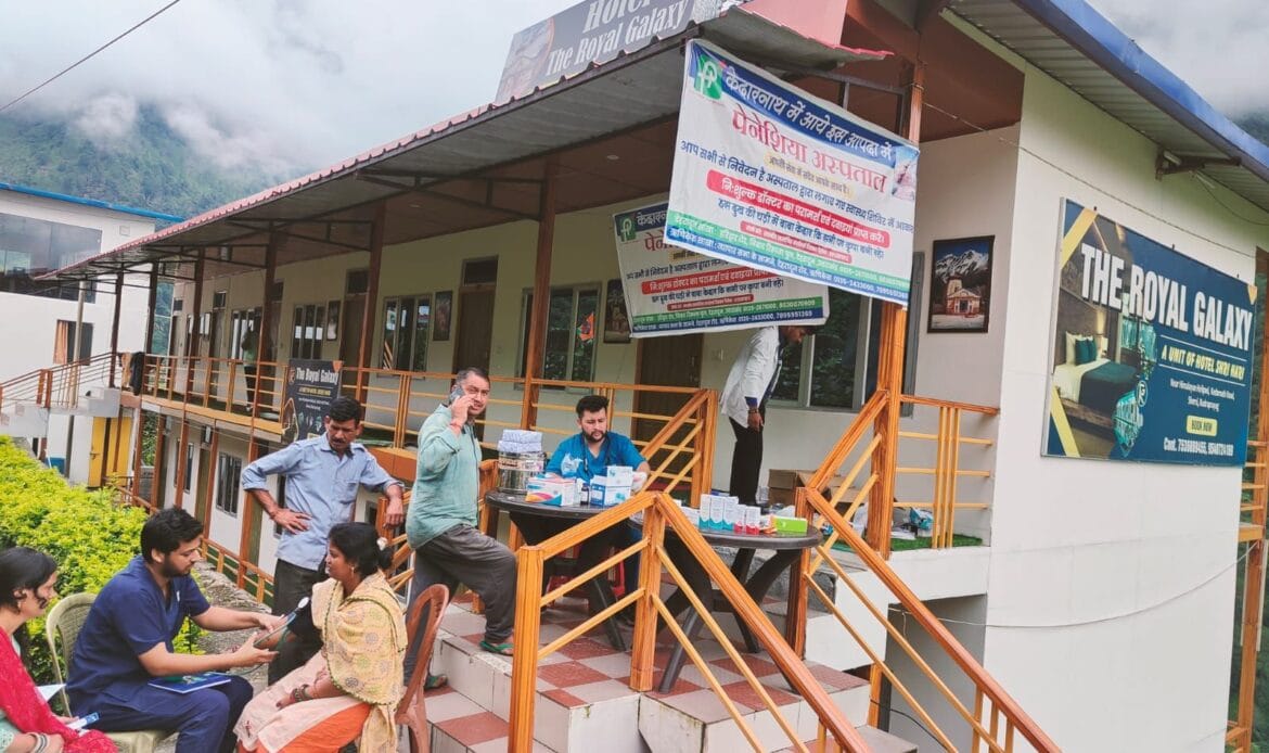 केदारनाथ के आपदा में फंसे श्रद्धालुओं के लिए पेनेशिया अस्पताल देहरादून ने लगाया हेल्थ चेकअप कैंप-Newsnetra 10 img 20240805 wa00042388432492955481227