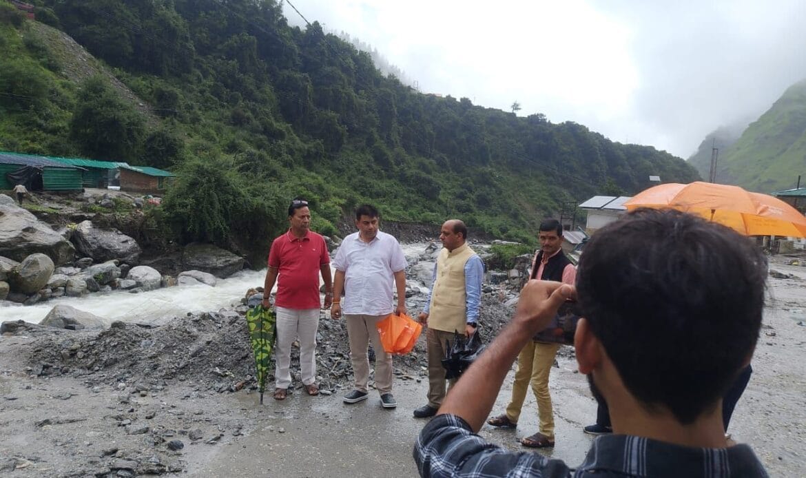 उत्तरकाशी के आपदाग्रस्त यमुनाघाटी क्षेत्रों का दौरा: भाजपा समिति ने लिया जायज़ा-Newsnetra 5 img 20240808 wa00111176151022228887464