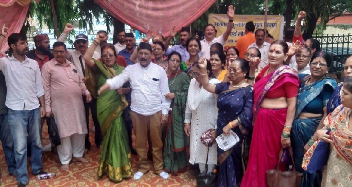 बलिदान दिवस पर उत्तराखण्ड राज्य आंदोलनकारी मंच द्वारा सशक्त भू कानून, मूल निवास एवं लोकायुक्त लागू कराने की मांग को लेकर धरना दिया-Newsnetra 6 img 20240809 wa00074057735579648189751