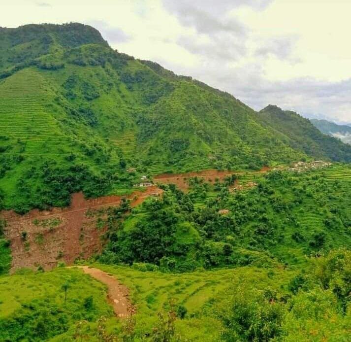 लैंसडौन के नावेतल्ली गांव में संपर्क मार्ग और विद्यालय की दीवार निर्माण कार्य में देरी पर ग्रामीणों की नाराजगी-Newsnetra 7 img 20240815 wa00128389485919613768568