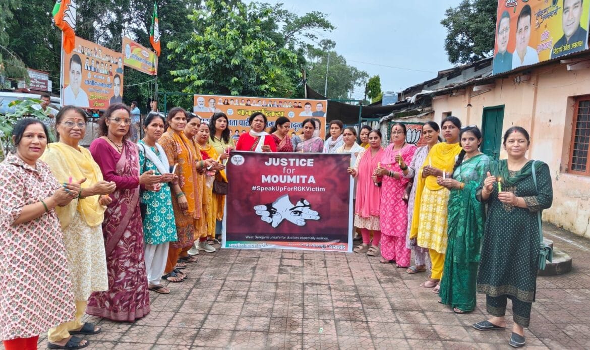 महिला डॉक्टर के साथ हुई हिंसा के विरोध में देहरादून में महिला मोर्चा का मौन प्रदर्शन और कैंडल मार्च-Newsnetra 4 img 20240816 wa00869124482116651856899