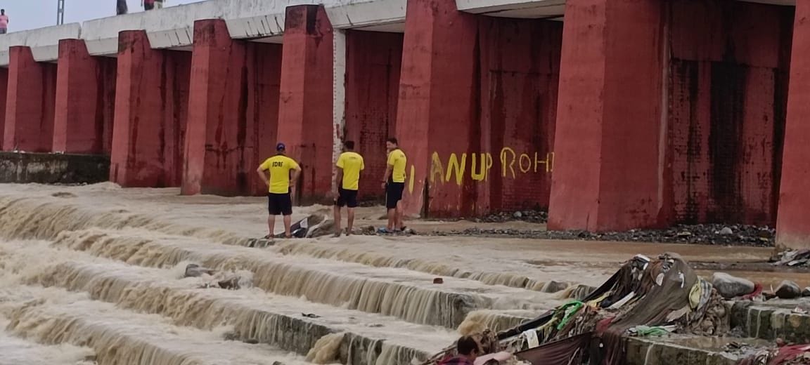 देहरादून- डालनवाला क्षेत्र में नदी में बहे 02 बालक, स्थानीय लोगों ने 01 को बचाया, दूसरे की SDRF कर रही सर्चिंग-Newsnetra 4 img 20240816 wa0087793712386868521992