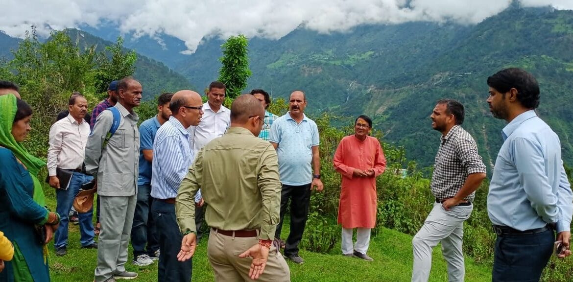 गुप्तकाशी में उप जिला चिकित्सालय निर्माण की प्रक्रिया में तेजी, जिलाधिकारी ने प्रस्तावित भूमि का किया निरीक्षण-Newsnetra 5 img 20240823 wa000254472777244195549