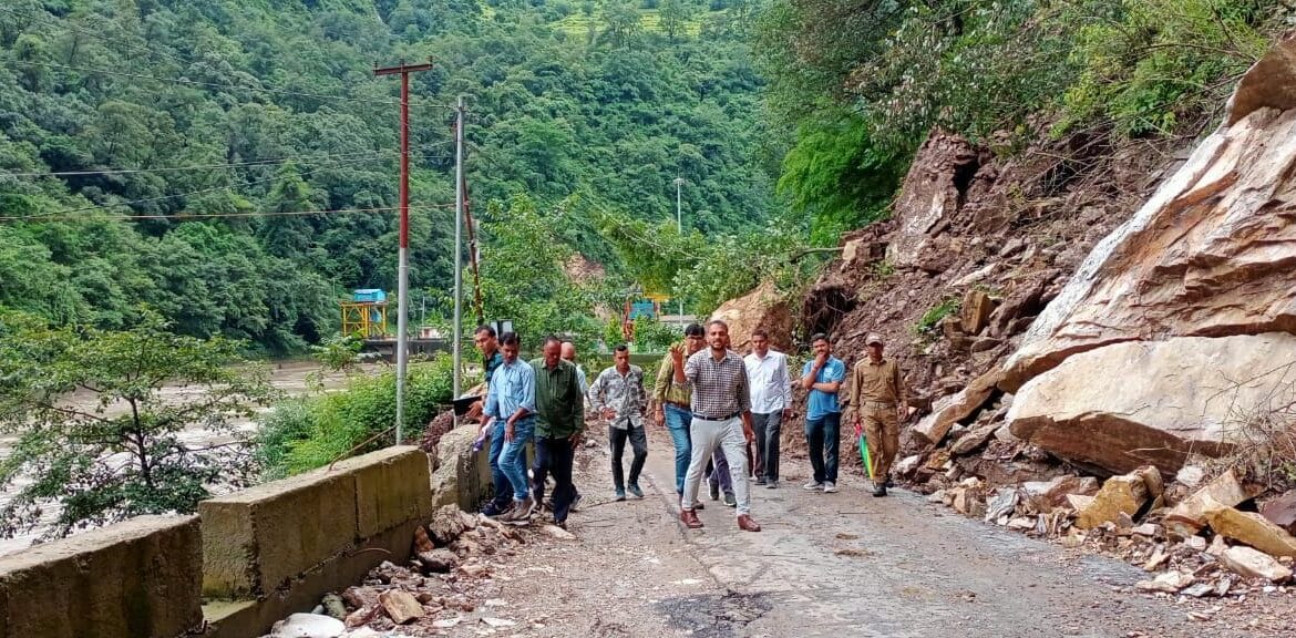 गुप्तकाशी में उप जिला चिकित्सालय निर्माण की प्रक्रिया में तेजी, जिलाधिकारी ने प्रस्तावित भूमि का किया निरीक्षण-Newsnetra 4 img 20240823 wa00076662488709920316440
