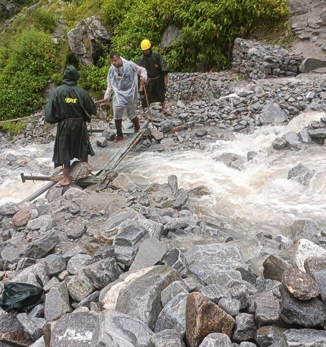 जनपद-चमोली, फूलों की घाटी मार्ग पर फंसे यात्रियों को एसडीआरएफ ने कराया सकुशल पार-Newsnetra 6 img 20240829 wa00151577806122747368050