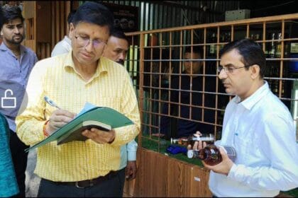 मुख्यमंत्री धामी के निर्देश पर प्रदेशभर में शराब की दुकानों पर छापेमारी, ओवररेटिंग पर सख्ती-Newsnetra 4 FB IMG 1725379342703