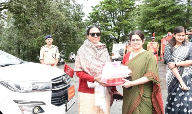 विकास कार्यों की समीक्षा और महिला सशक्तिकरण पर विशेष ध्यान: मुख्य सचिव राधा रतूड़ी-Newsnetra 5 fb img 17257306003432762065224617873056