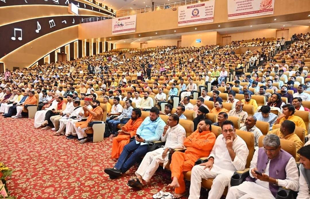 मुख्यमंत्री पुष्कर सिंह धामी ने पतंजलि ऑडिटोरियम में आयोजित युवा धर्म संसद कार्यक्रम में प्रतिभाग किया-Newsnetra 6 fb img 17262440561974150644386756051384