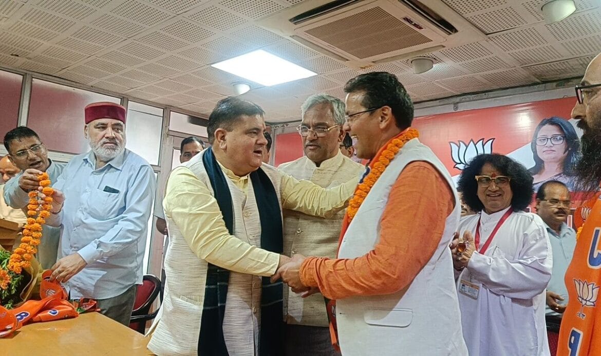 भाजपा का सदस्यता अभियान: प्रदेश अध्यक्ष महेंद्र भट्ट ने किया नए सदस्यों का जोरदार स्वागत-Newsnetra 11 img 20240904 wa00338123603885030255166