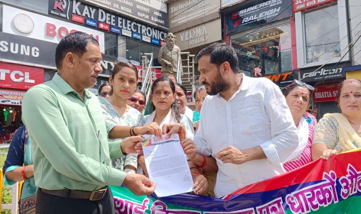 फर्जी अस्थाई निवास प्रमाण पत्रों के विरोध में रीजनल पार्टी का बड़ा प्रदर्शन-Newsnetra 4 img 20240906 wa00163489797625153561756