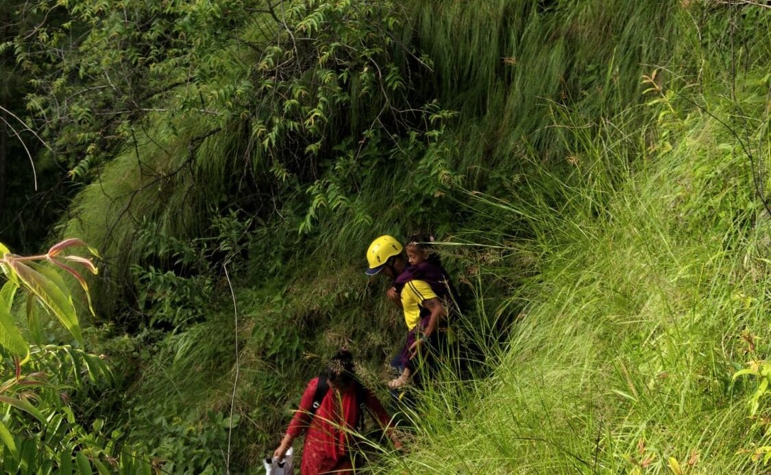 जनपद-बागेश्वर गासू नामक स्थान पर पहाड़ी से पत्थर गिरने पर एसडीआरएफ द्वारा यात्रियों को कराया गया सकुशल पार-Newsnetra 4 img 20240907 wa00397223125351800959345