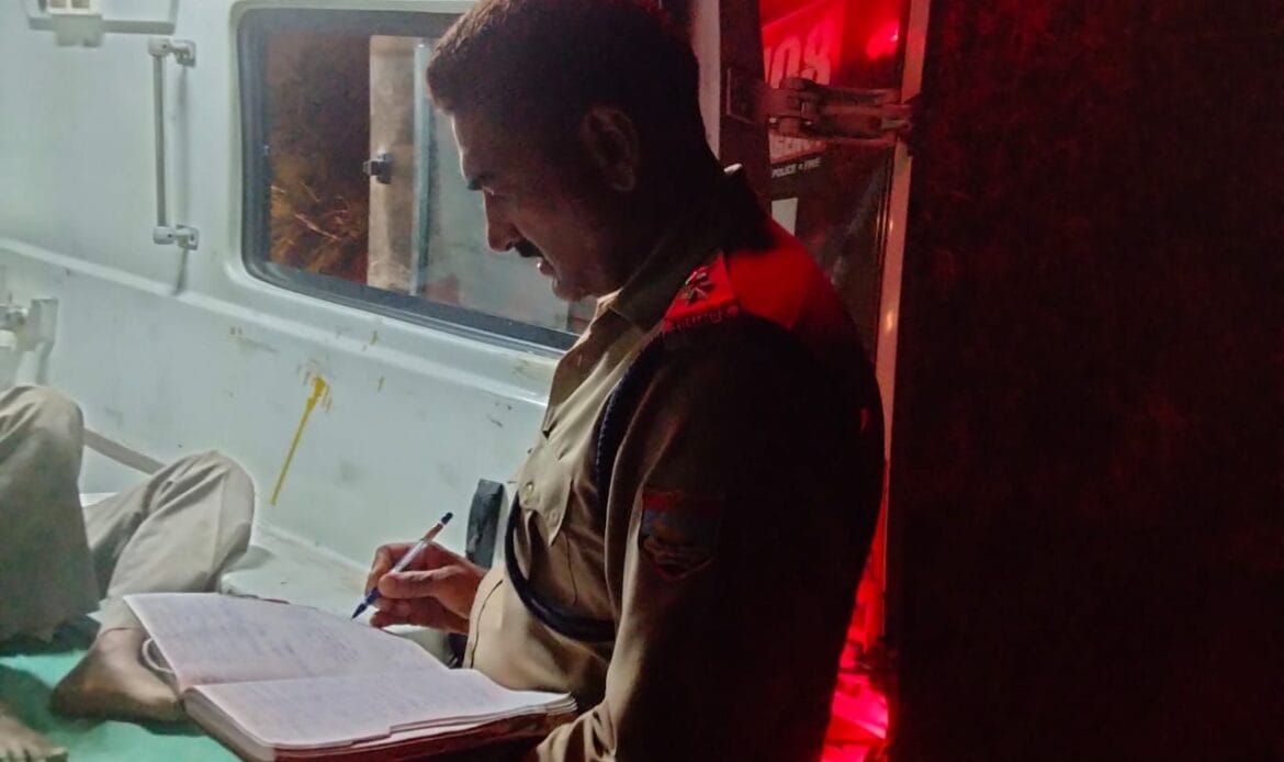 चोपड़ा मोटर मार्ग पर डंपर हादसा, 30 मीटर नीचे गिरने से चालक और सहायक घायल-Newsnetra 4 img 20240915 wa00398307171642378817975